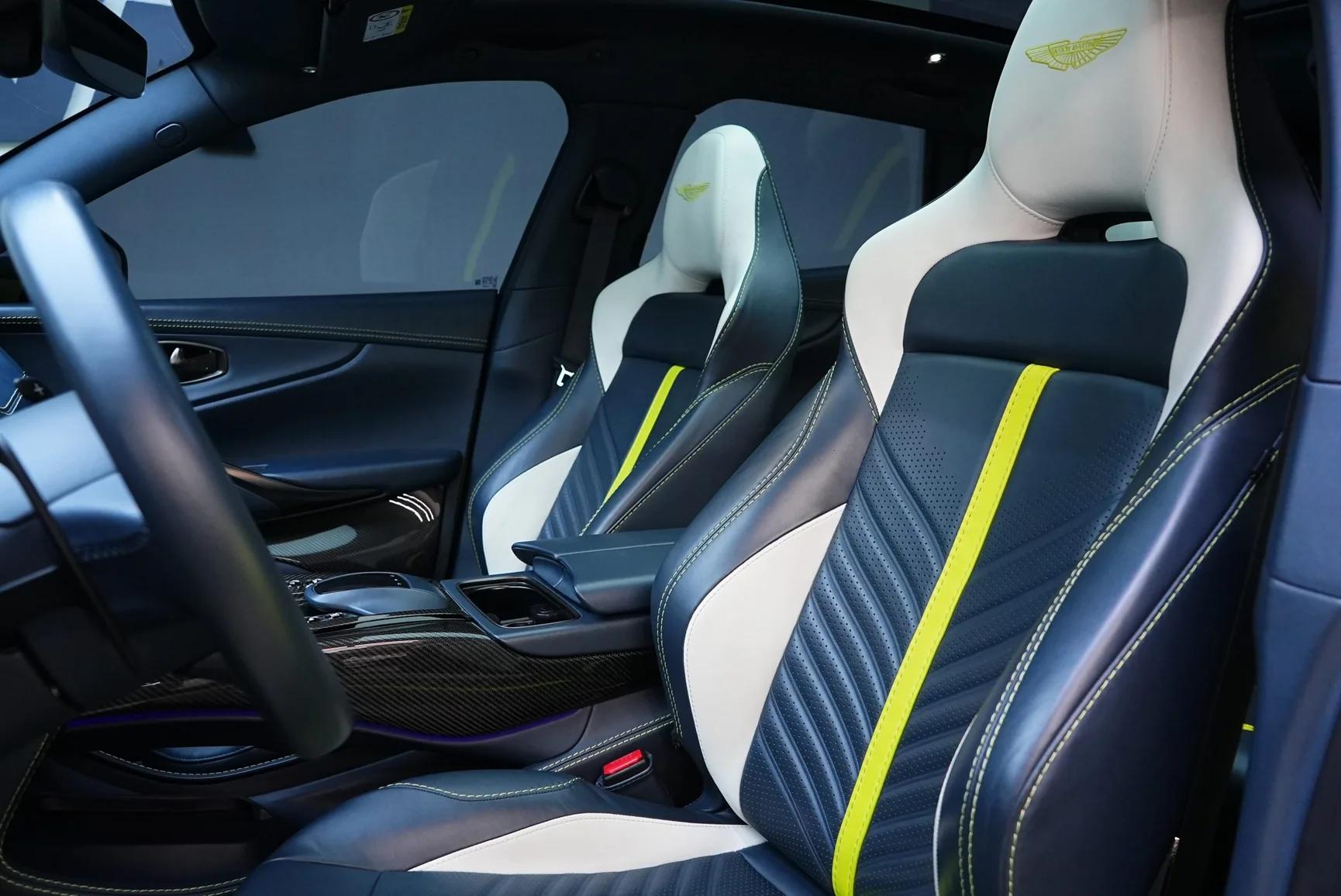 Aston Martin DBX707 Lime Yellow - View 10