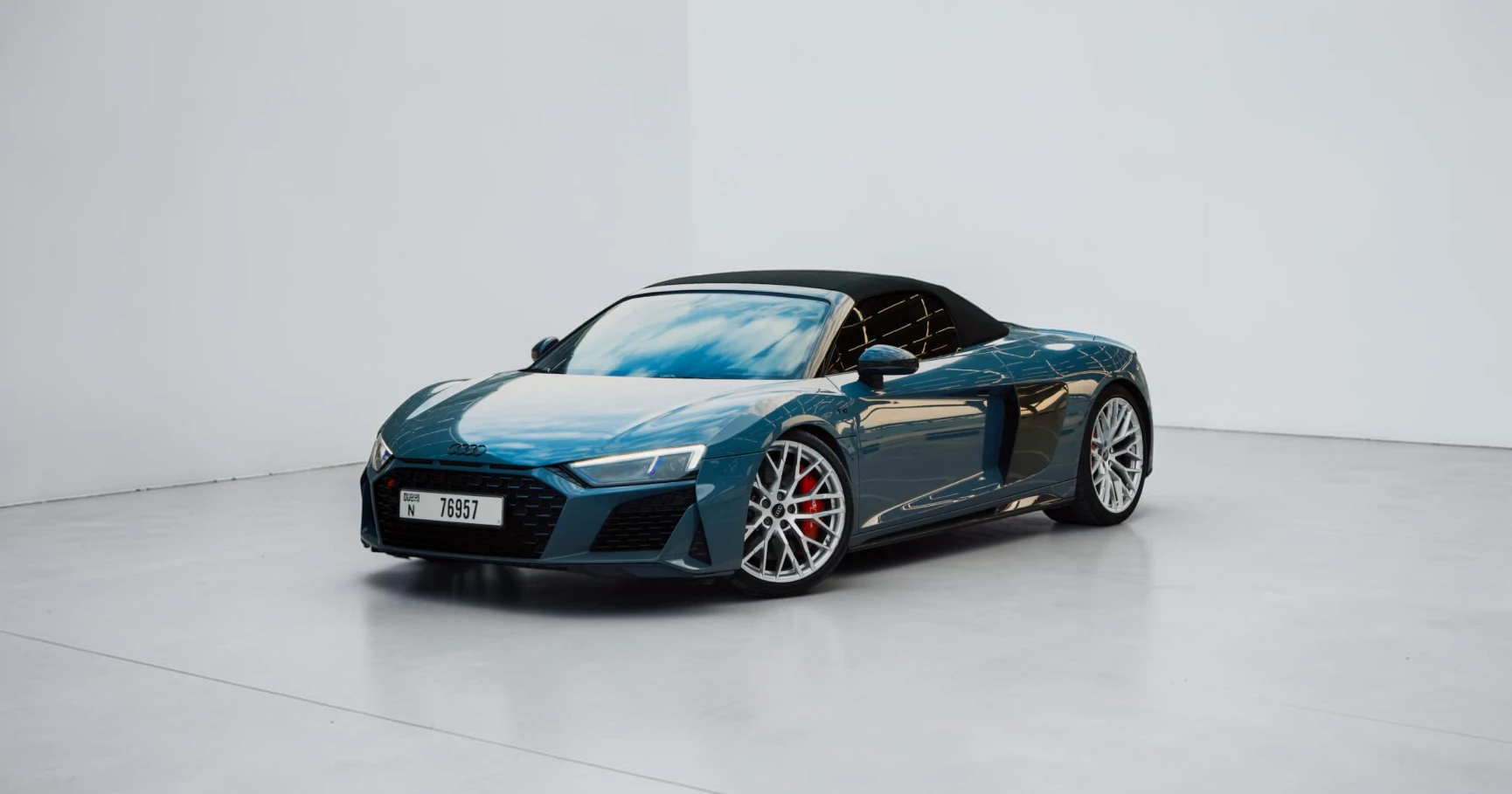 Audi R8 Spyder V10 Performance — Ascari Blue - View 5