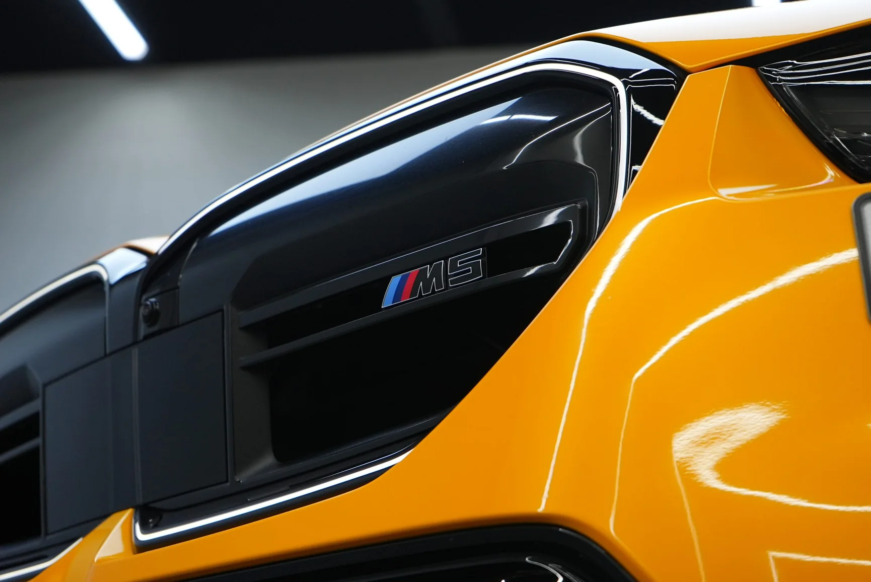 اجاره BMW M5 G90 Yellow در دبی – تصویر 6