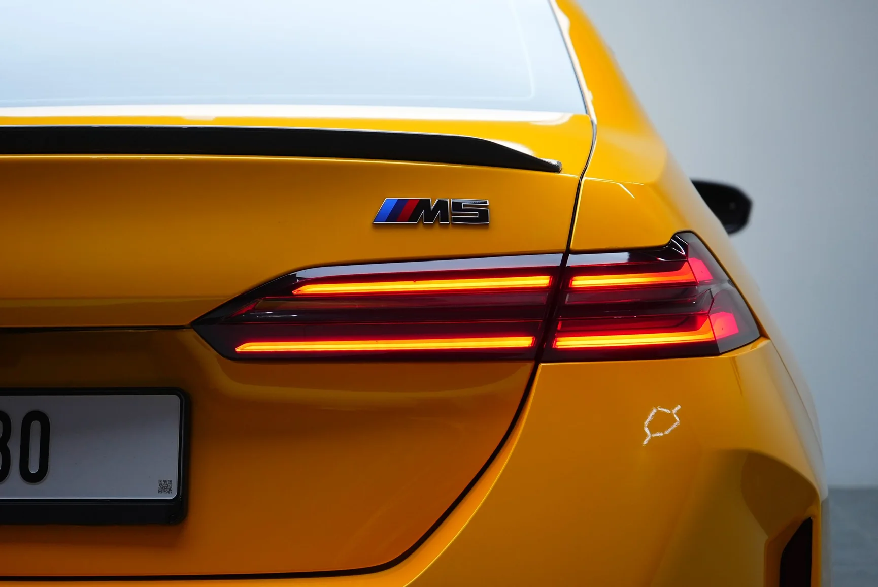 اجاره BMW M5 G90 Yellow در دبی – تصویر 8