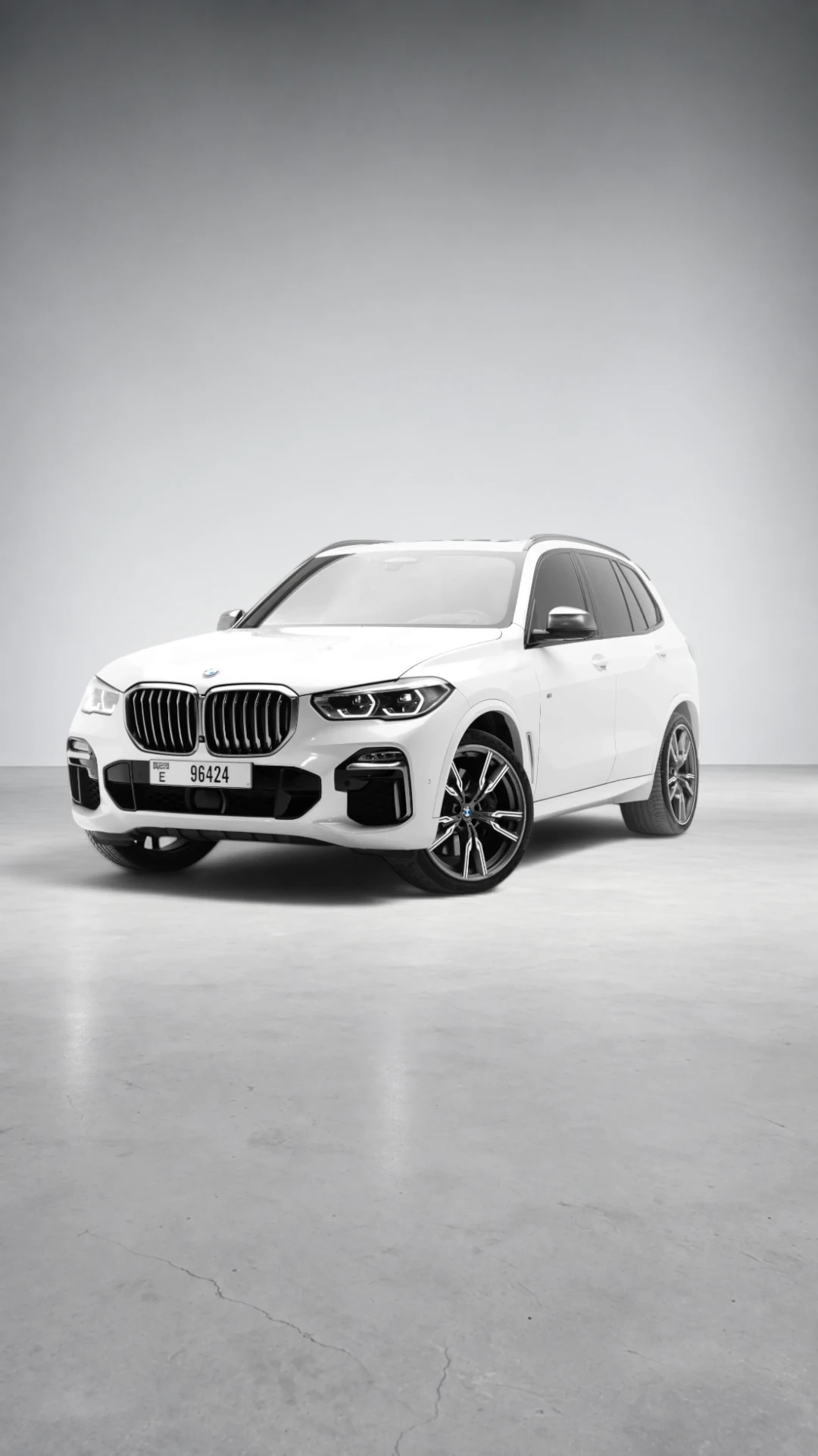 BMW X5 M50i — Mineral White in Dubai