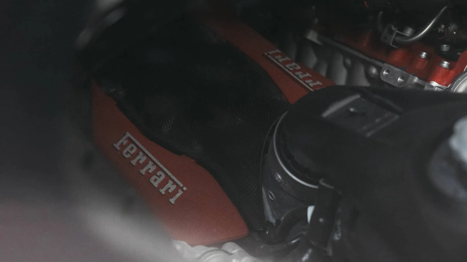Ferrari SF90 Spider Red mieten in Dubai – Foto 7