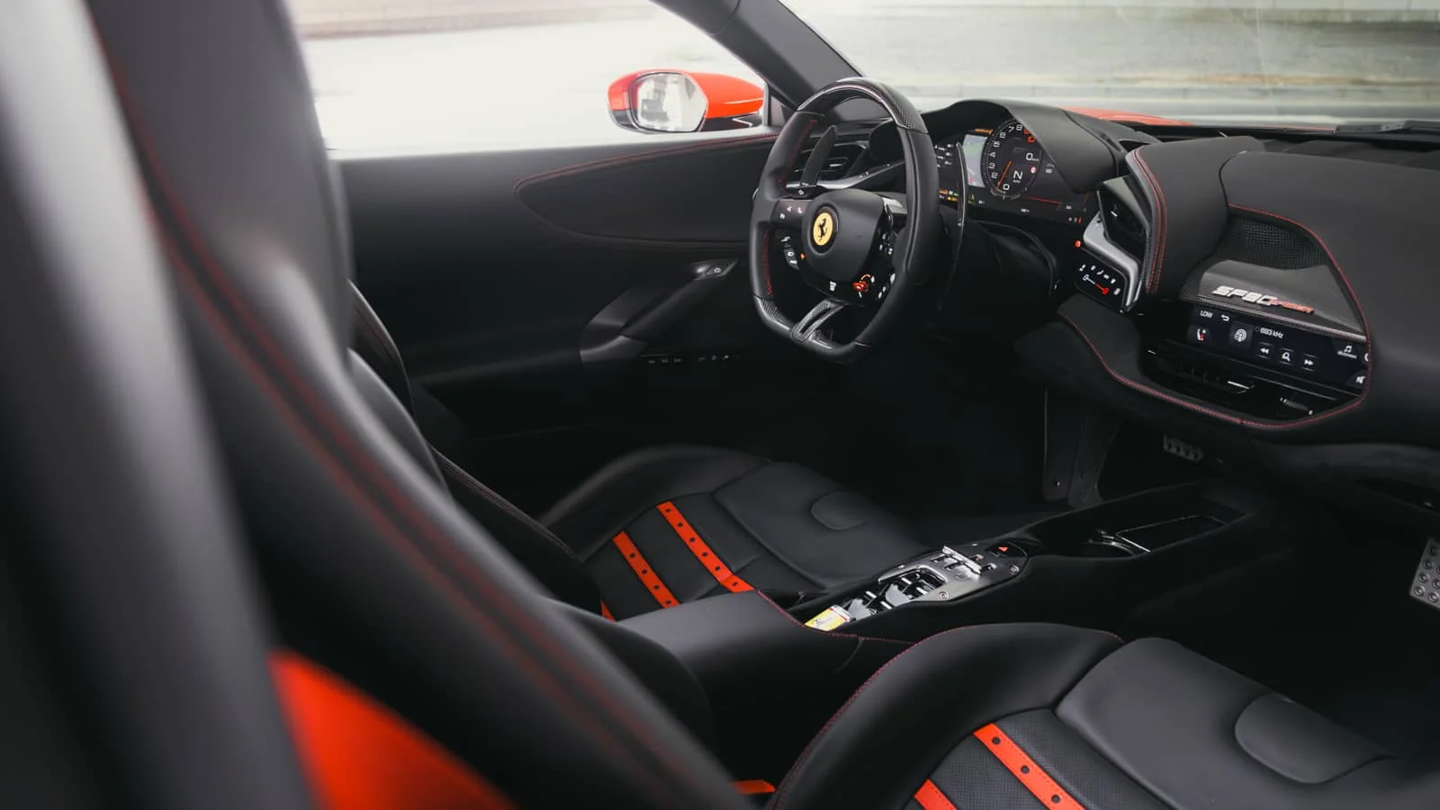 Ferrari SF90 Spider Red mieten in Dubai – Foto 10