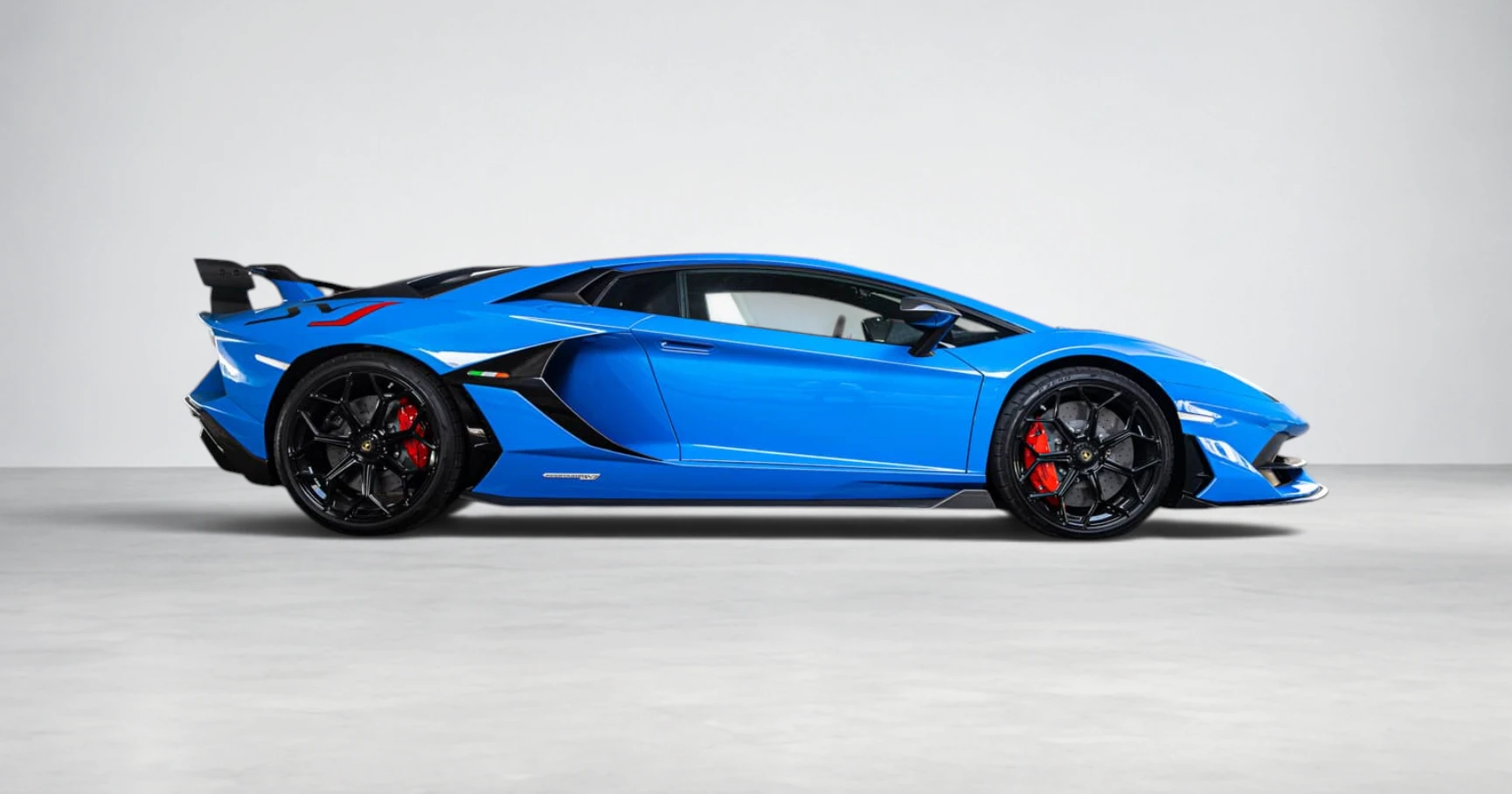 Lamborghini Aventador SVJ Blue - View 4