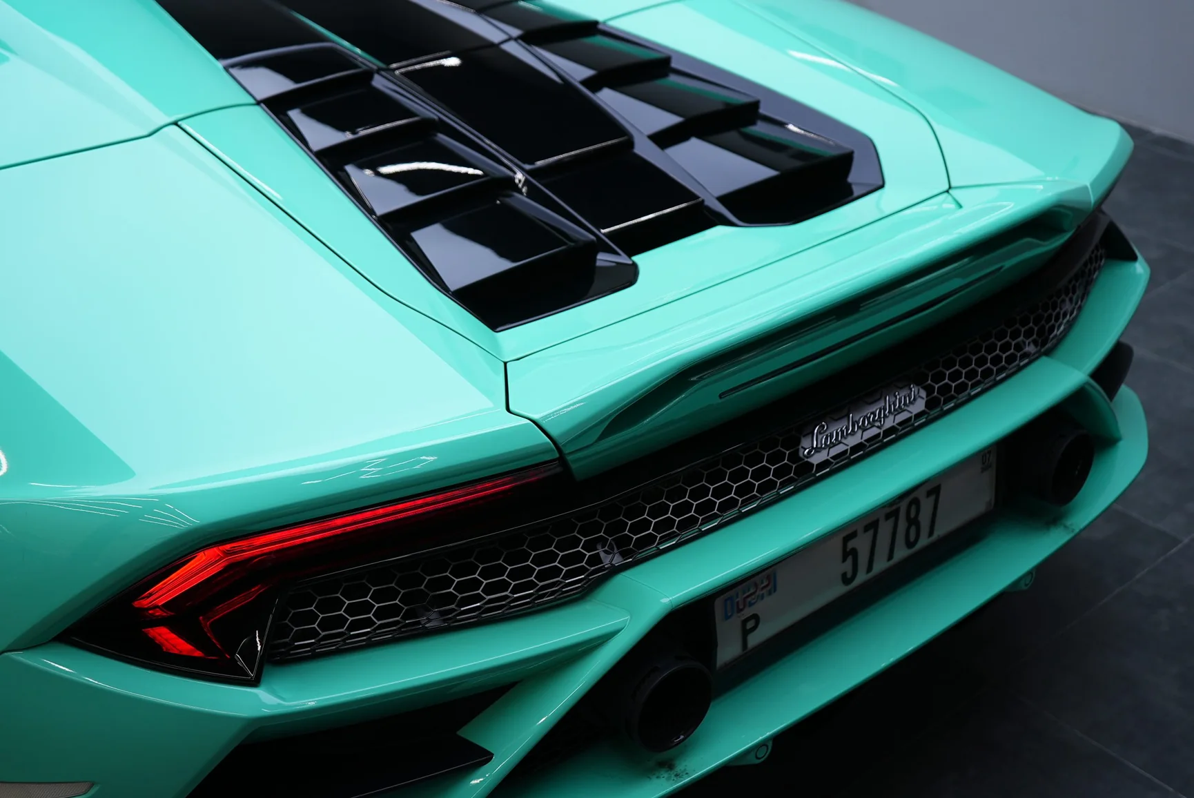 لامبورغيني هوراكان EVO سبايدر أخضر نعناعي للإيجار في دبي – صورة 5