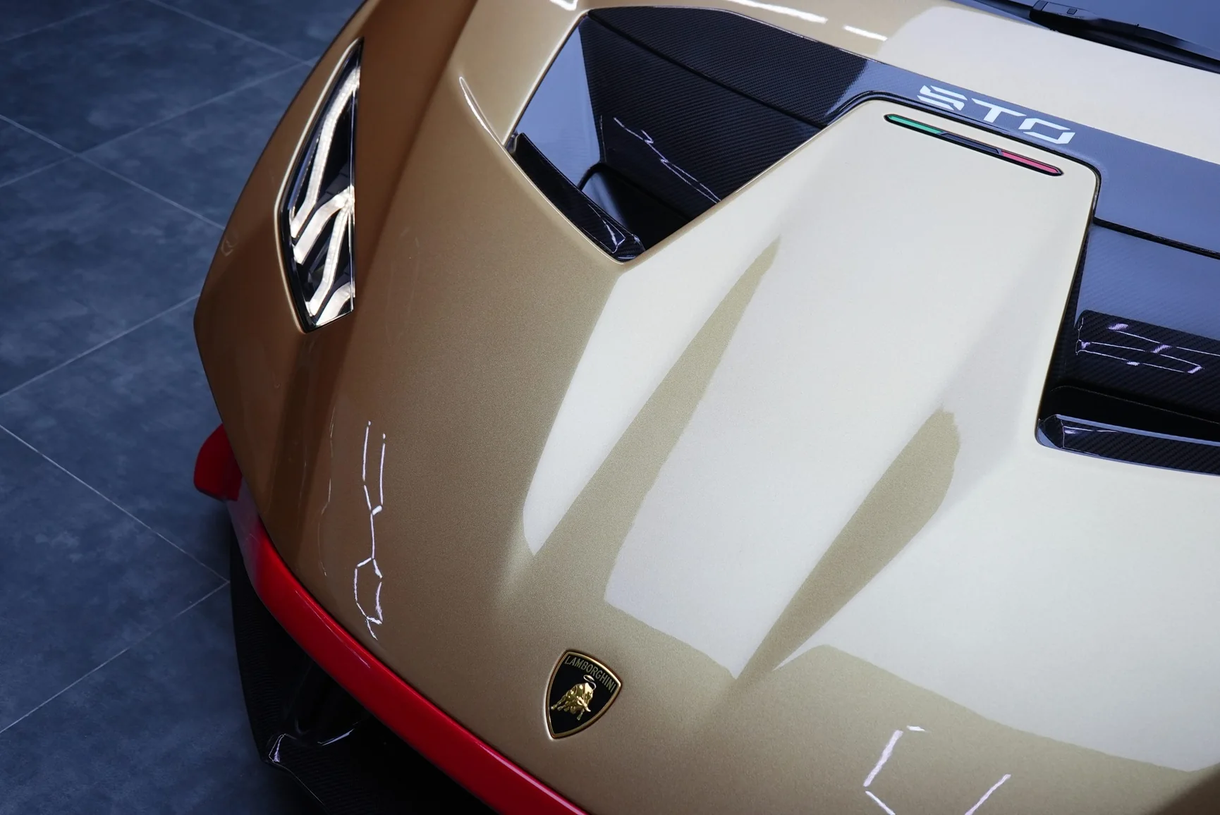 Lamborghini Lamborghini Huracan STO Gold - View 6