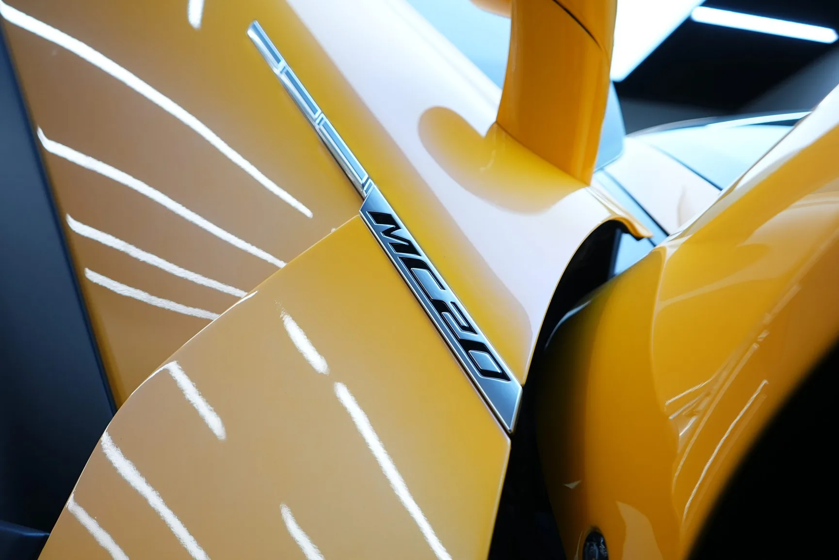Maserati MC20 Yellow mieten in Dubai – Foto 6