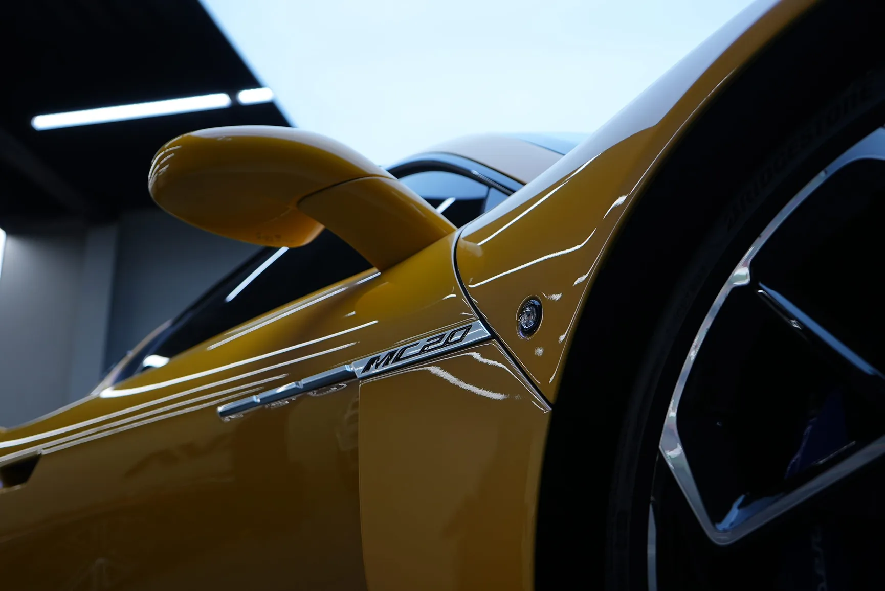 Maserati MC20 Yellow mieten in Dubai – Foto 8