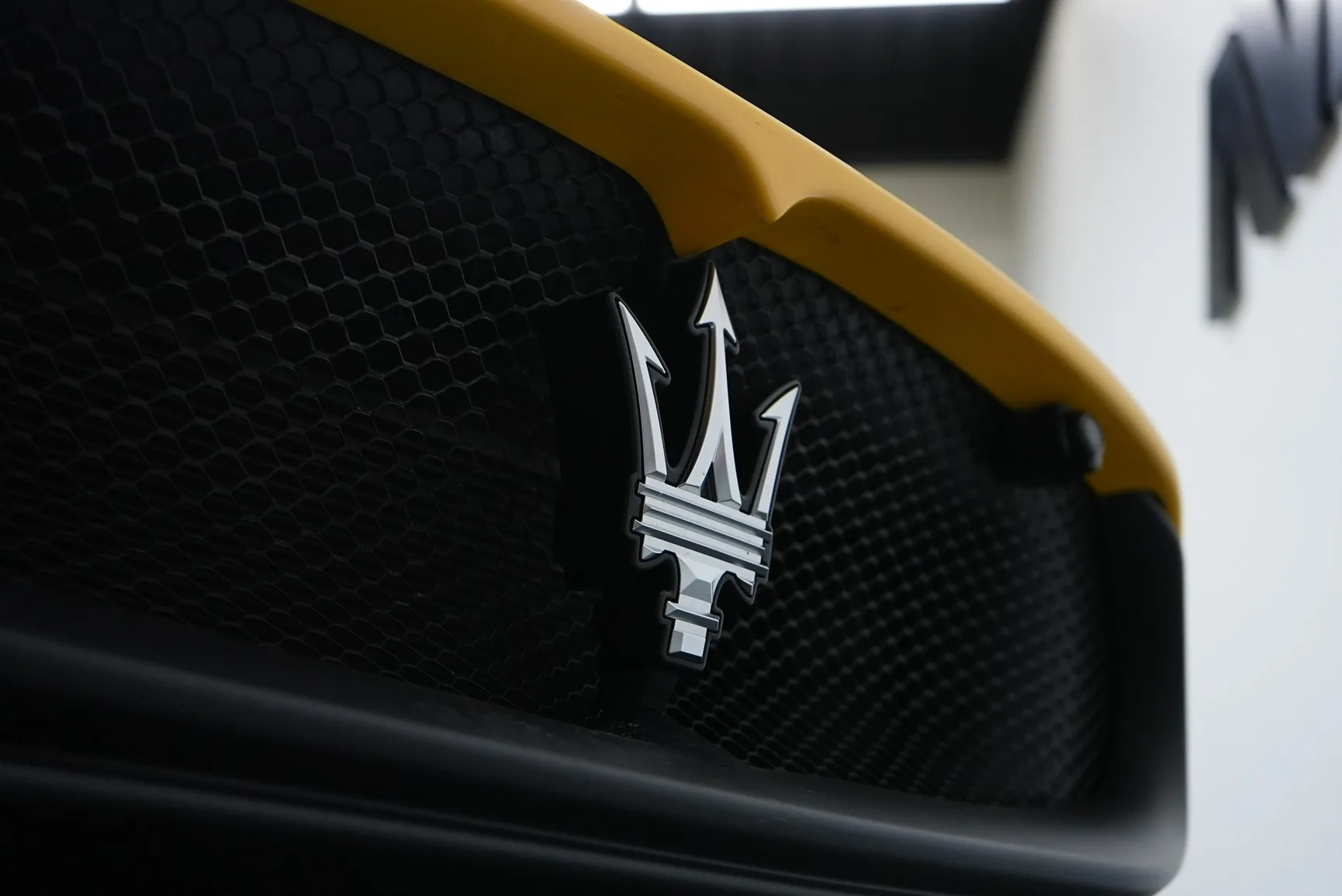 Maserati MC20 Yellow mieten in Dubai – Foto 9