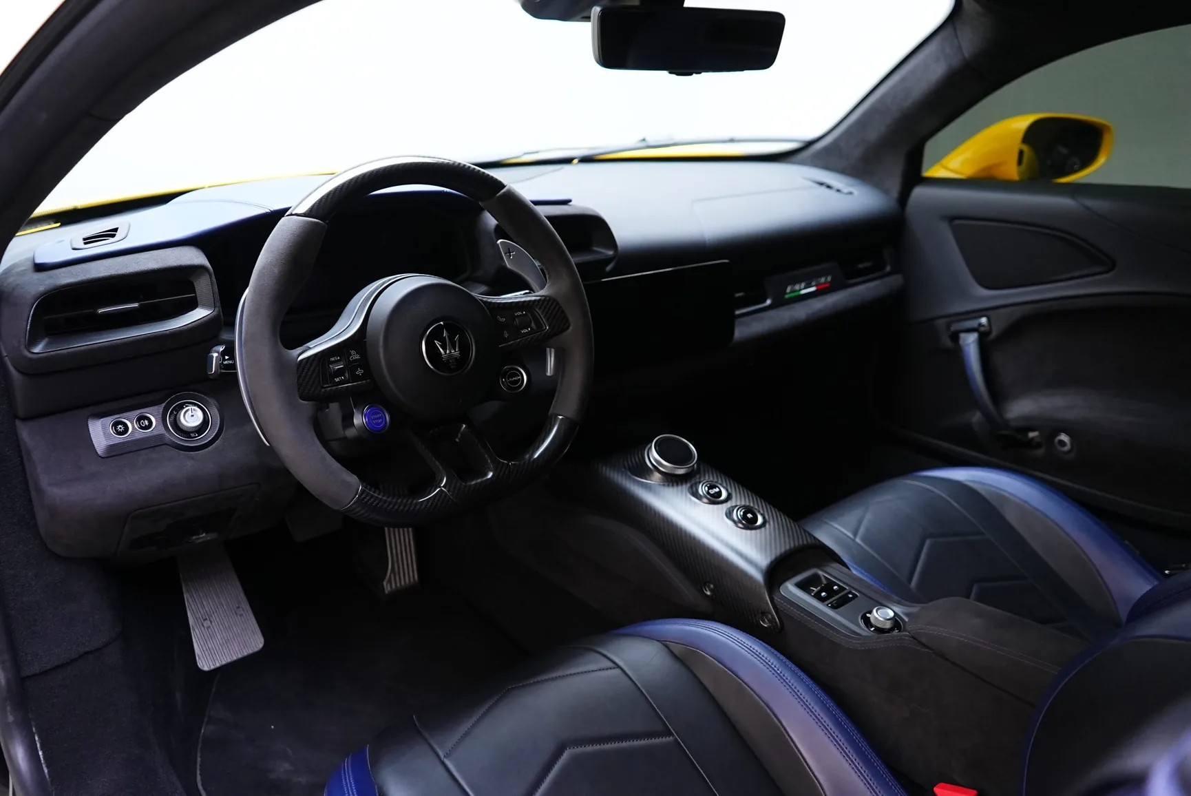 Maserati MC20 Yellow mieten in Dubai – Foto 10