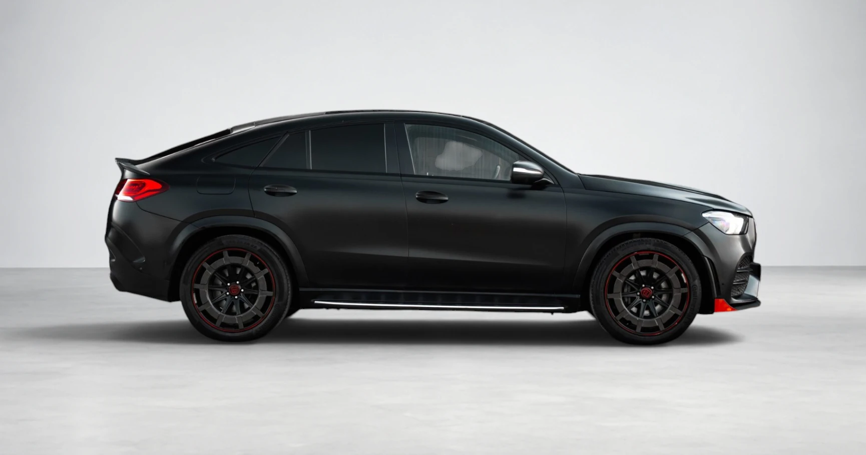 مرسيدس AMG GLE 53 كوبيه أسود مطفي للإيجار في دبي – صورة 2