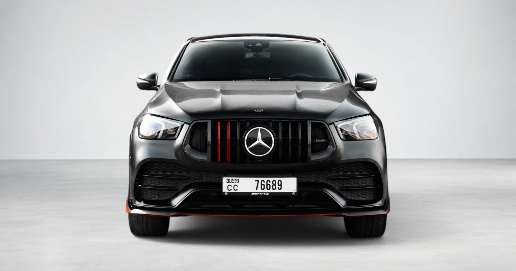 مرسيدس AMG GLE 53 كوبيه أسود مطفي للإيجار في دبي – صورة 3