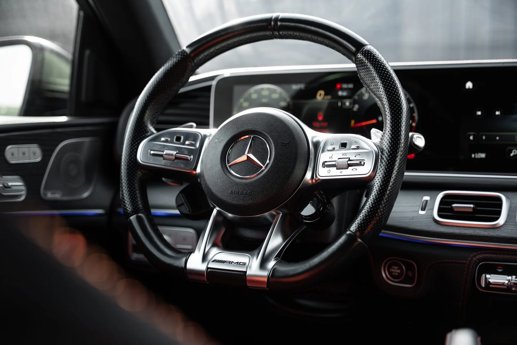 مرسيدس AMG GLE 53 كوبيه أسود مطفي للإيجار في دبي – صورة 7