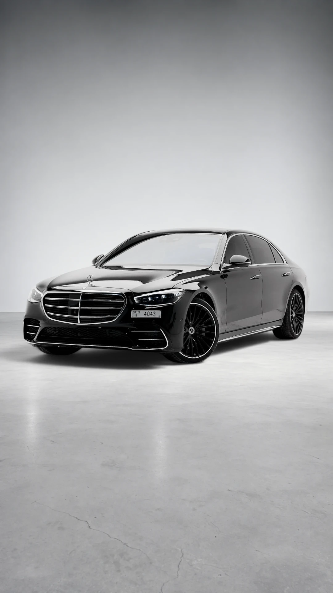 Mercedes-Benz S580 Selenite Grey Fullbleed Shot