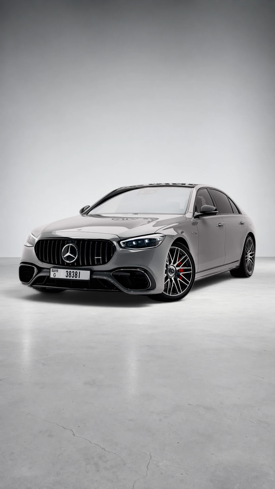 Mercedes-AMG S63 E-Performance Obsidian Black Fullbleed Shot