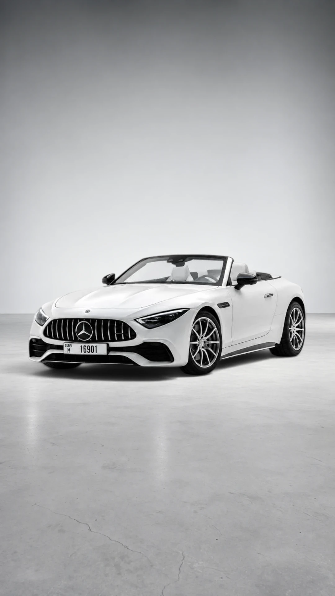 Mercedes-AMG SL 43 Roadster High-Tech Silver Fullbleed Shot