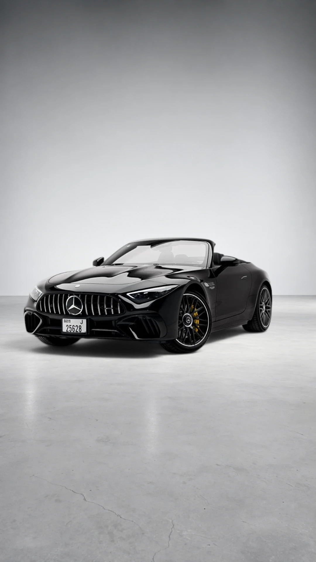 Mercedes-AMG SL 63 4MATIC+ Roadster Alpine Grey Fullbleed Shot