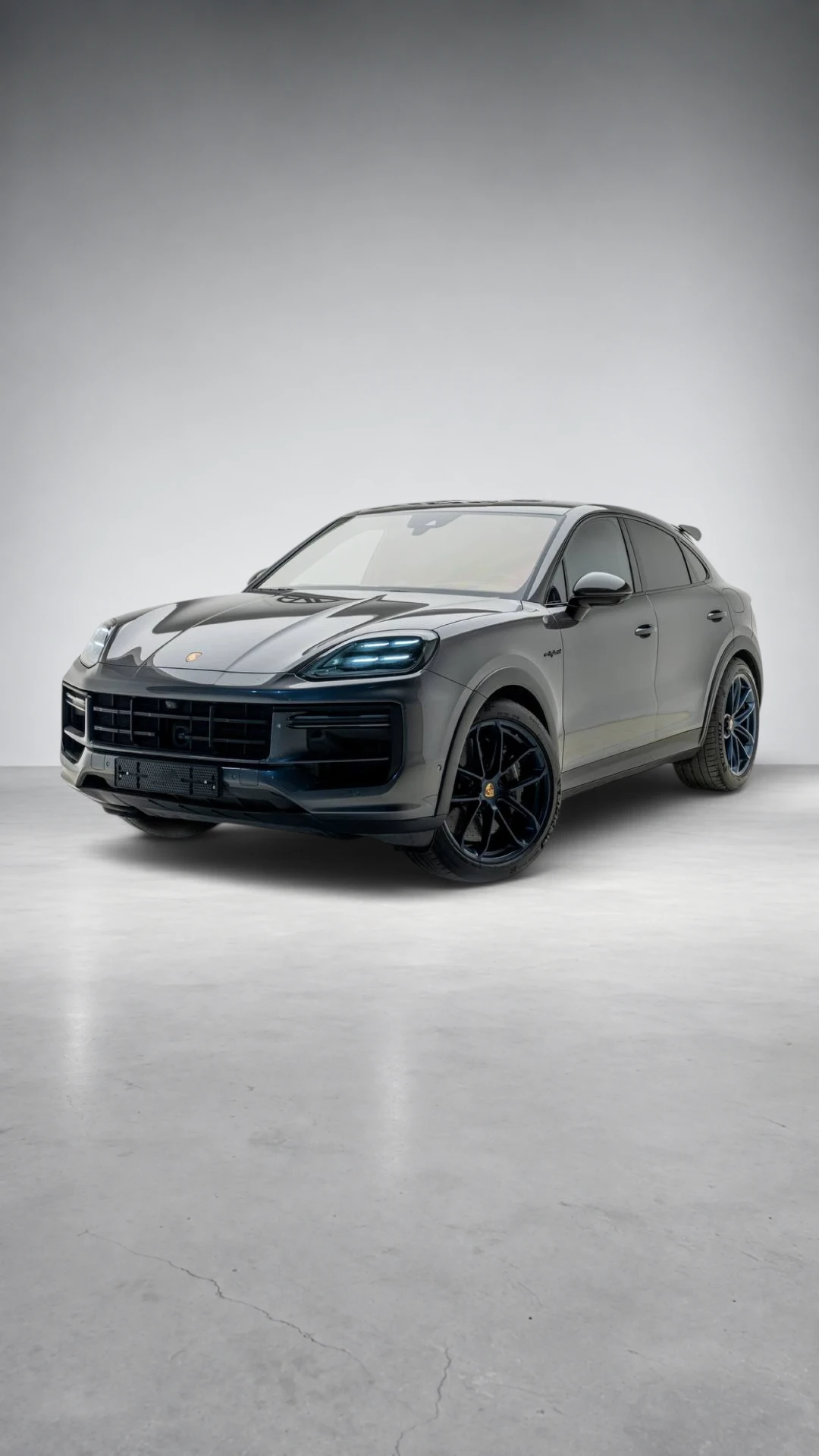 Porsche Cayenne Turbo E-Hybrid Chromite Black Fullbleed Shot