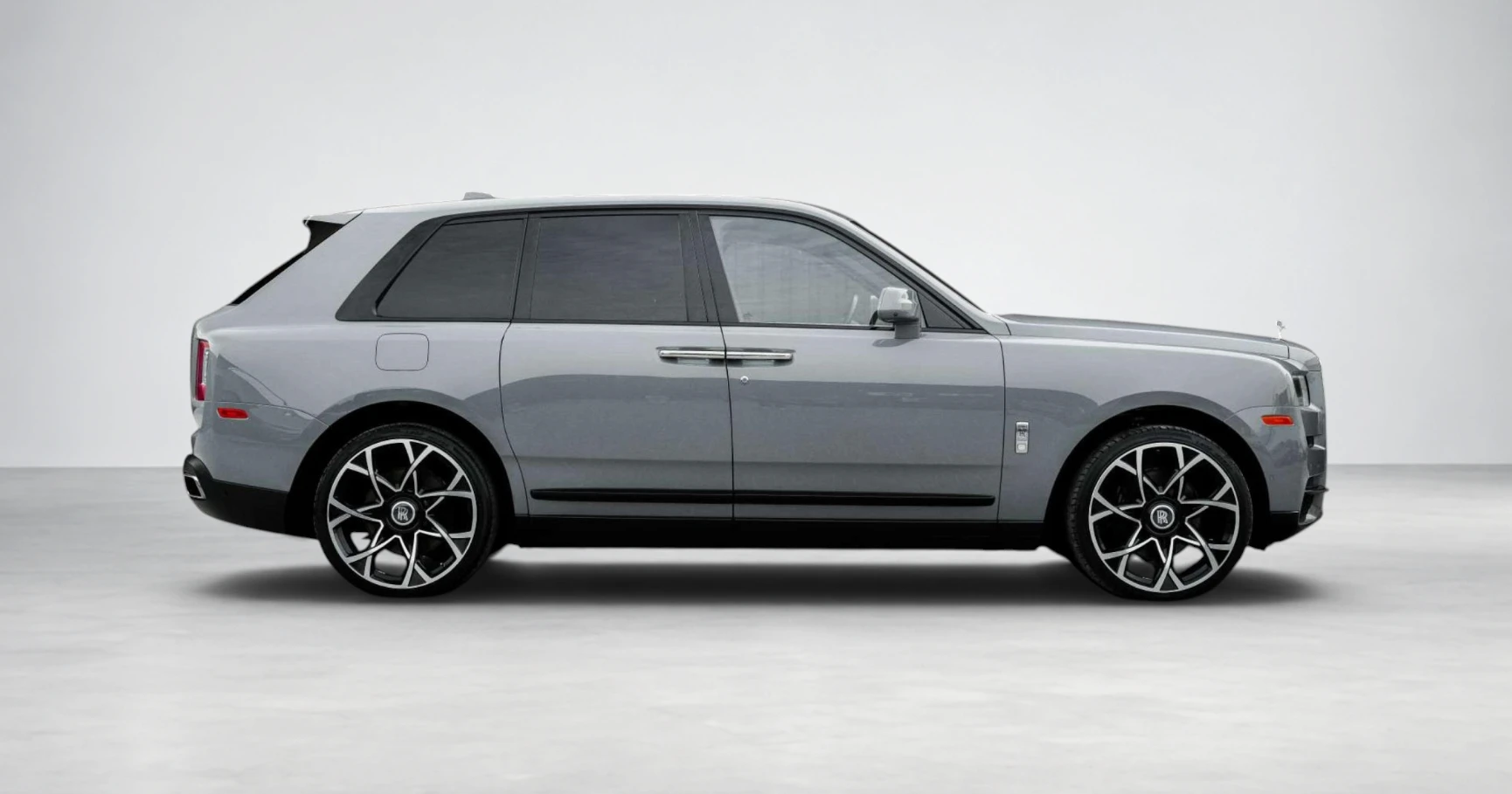 迪拜Rolls-Royce Cullinan Grey出租 – 图片 2