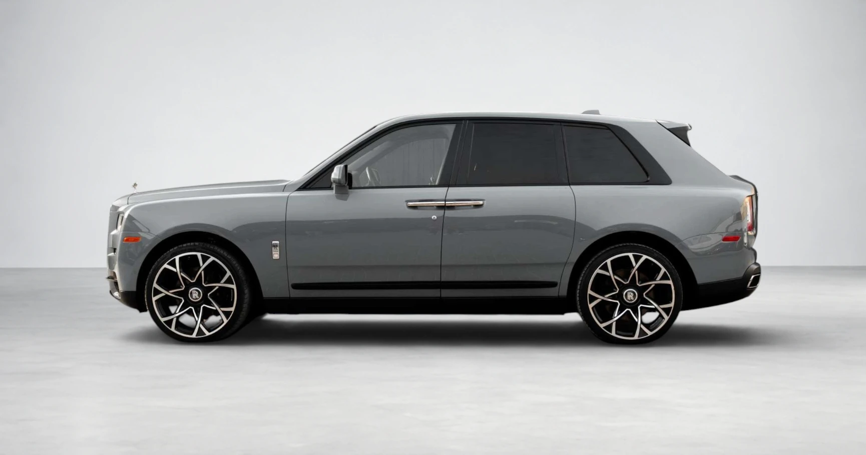迪拜Rolls-Royce Cullinan Grey出租 – 图片 3