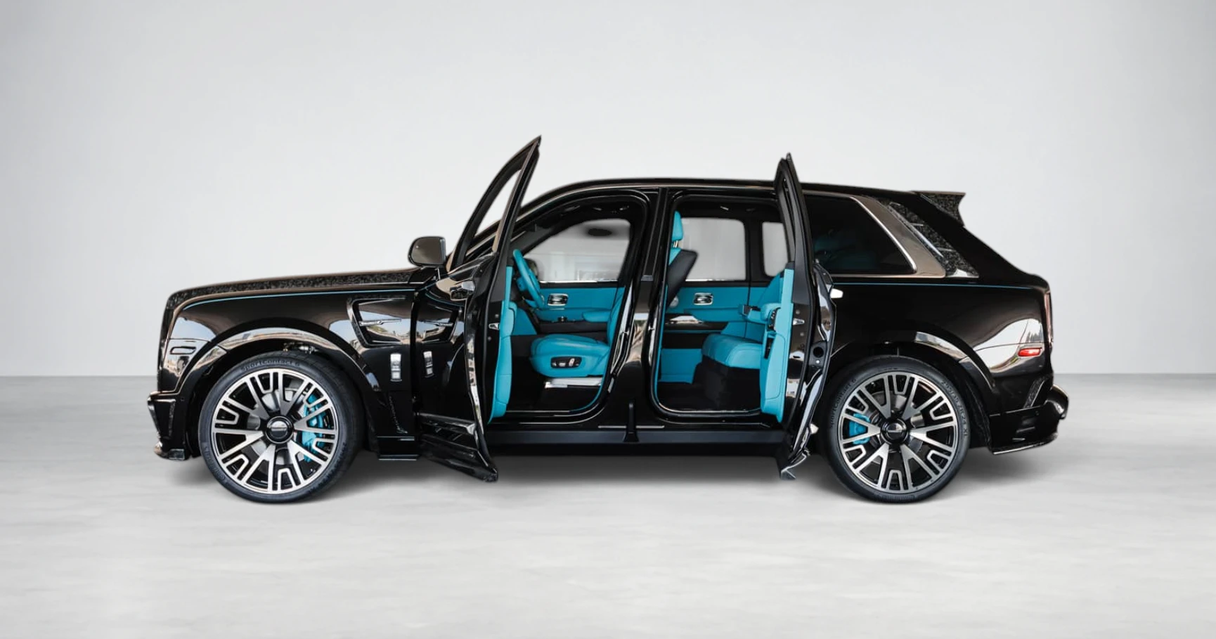 Rolls-Royce Cullinan Mansory Black mieten in Dubai – Foto 2