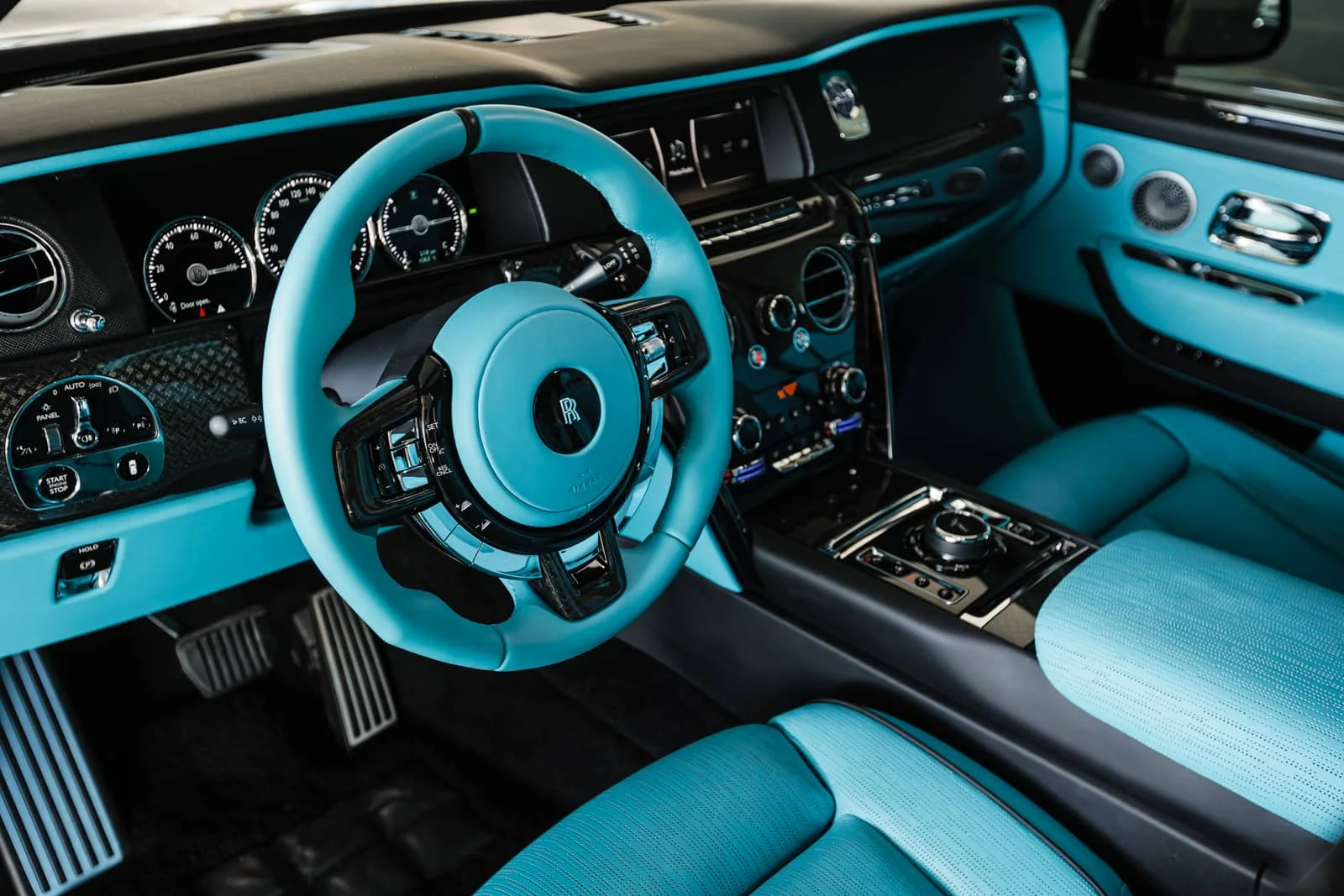 Rolls-Royce Cullinan Mansory Black mieten in Dubai – Foto 5