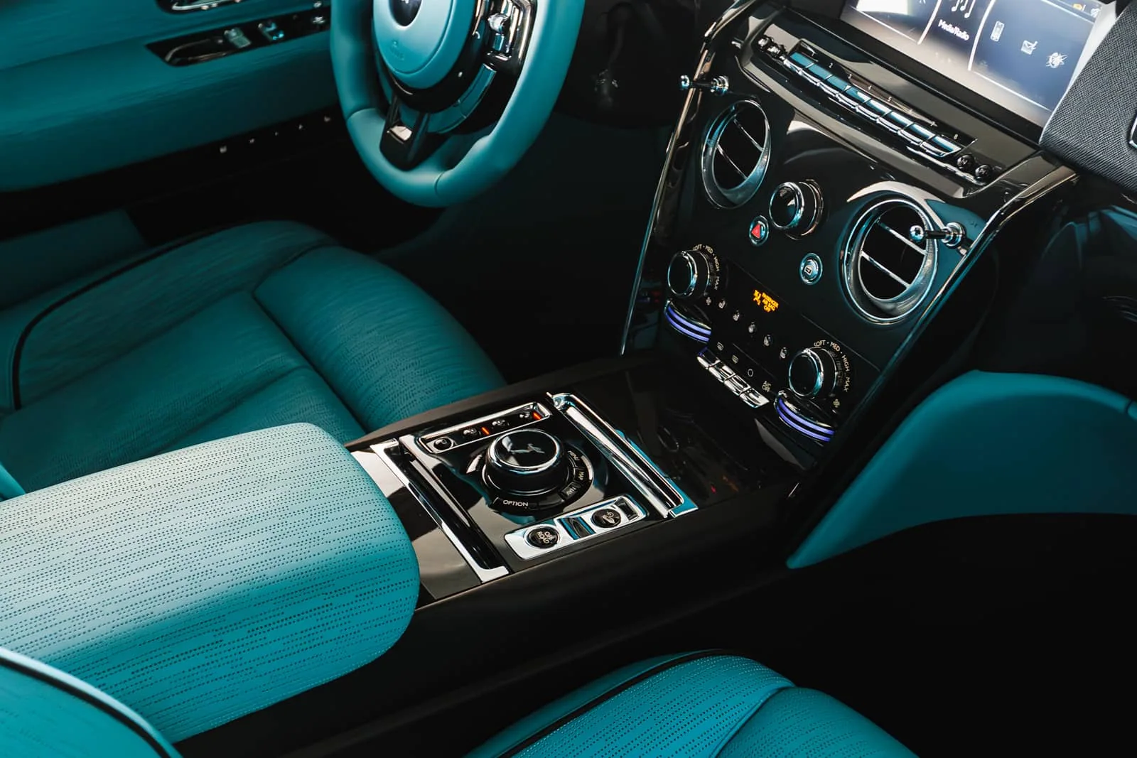 Rolls-Royce Cullinan Mansory Black mieten in Dubai – Foto 8