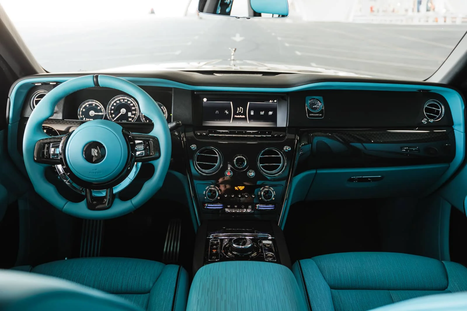 Rolls-Royce Cullinan Mansory Black mieten in Dubai – Foto 4